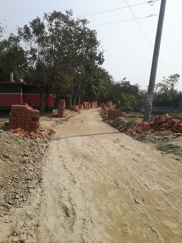 ঝিনাইদহে এলজিইডি নির্বাহী প্রকৌশলীর নির্দেশে  রাস্তার নির্মাণ কাজ বন্ধ