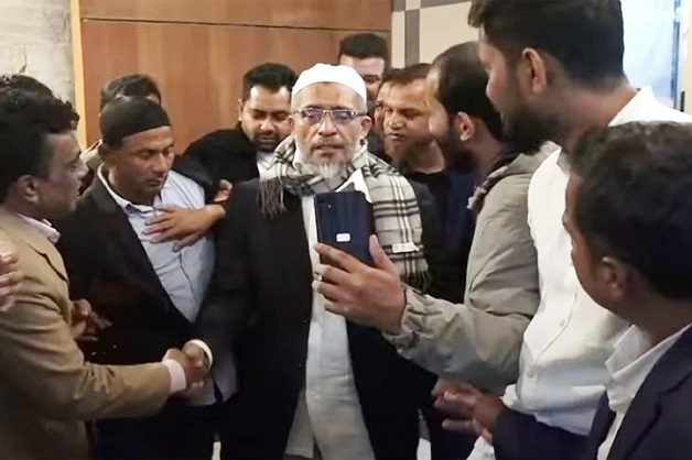 ওমরাহ করতে যাওয়ার পথে অসুস্থ হয়ে দুবাইতে হাসপাতালে বাবর