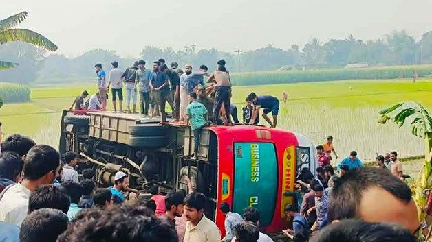 ইবির বাস উল্টে পড়ে গেল ধান ক্ষেতে, আহত ১৫ শিক্ষার্থী
