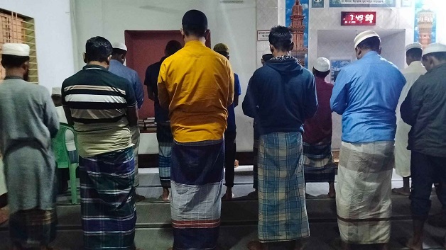 নামাজে যেভাবে দাঁড়ানো অনুচিত