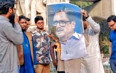শিক্ষার্থীকে ‘রাজাকারের ছেলে’ বলায় বিএনপি নেতার ছবিতে আগুন