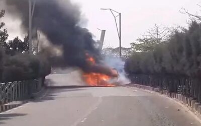 হাতিরঝিলে ব্রিজের ওপর  চলন্ত গাড়িতে আগুন