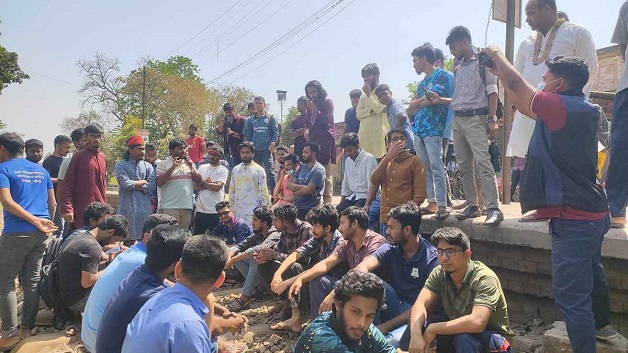 রাবি শিক্ষার্থীদের রেলপথ অবরোধ