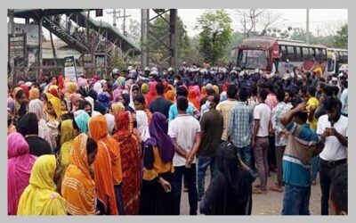 ঈদের ছুটি বাড়ানোর দাবিতে পোশাক শ্রমিকদের সড়ক অবরোধ